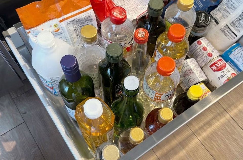 上から見た、キッチン下の収納に並ぶ調味料の瓶